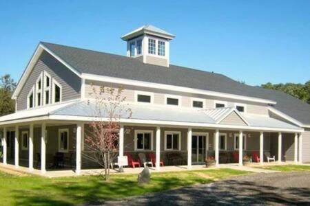 Spacious Upstairs 1Bed- Walking Distance To Beach Outlet Mall Michigan Stadt Exterior foto