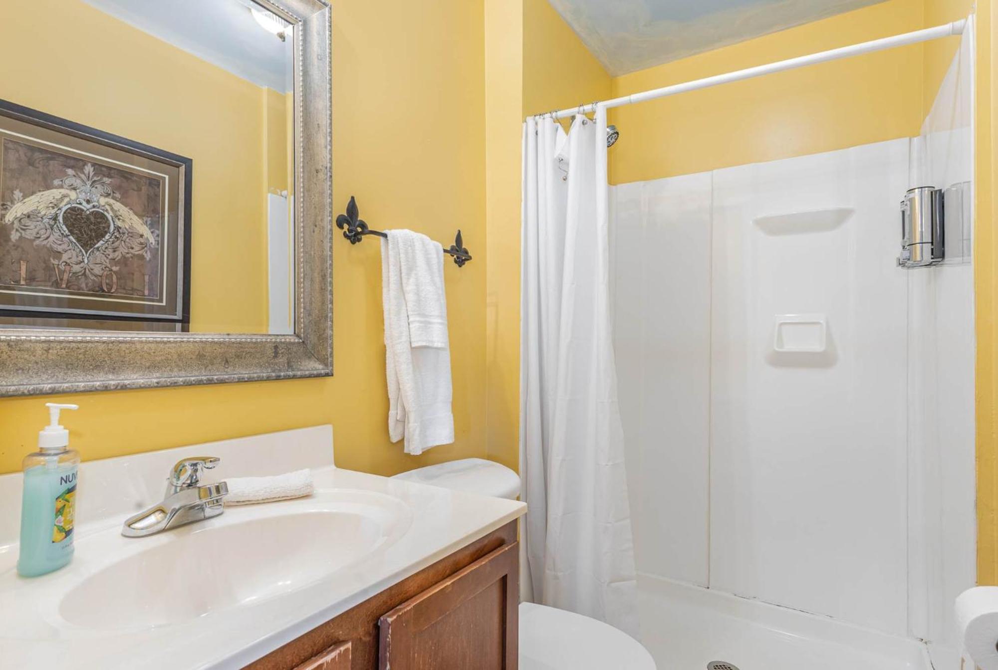 Spacious Upstairs 1Bed- Walking Distance To Beach Outlet Mall Michigan Stadt Exterior foto