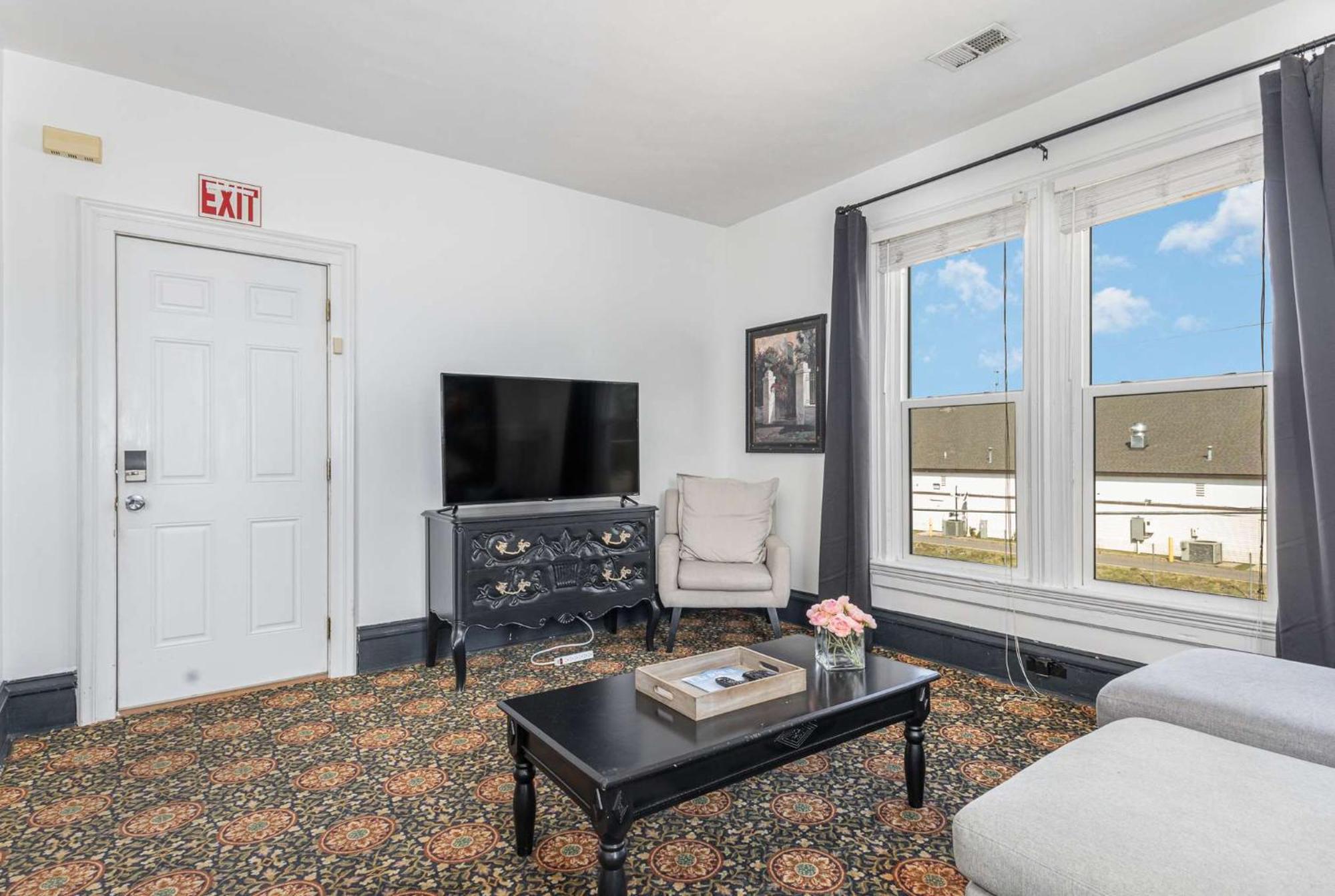 Spacious Upstairs 1Bed- Walking Distance To Beach Outlet Mall Michigan Stadt Exterior foto